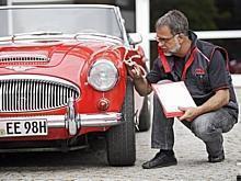 Ein GTÜ-Sachverständiger prüft einen Oldtimer mit H-Kennzeichen.Foto:Auto-Medienportal.Net/GTÜ